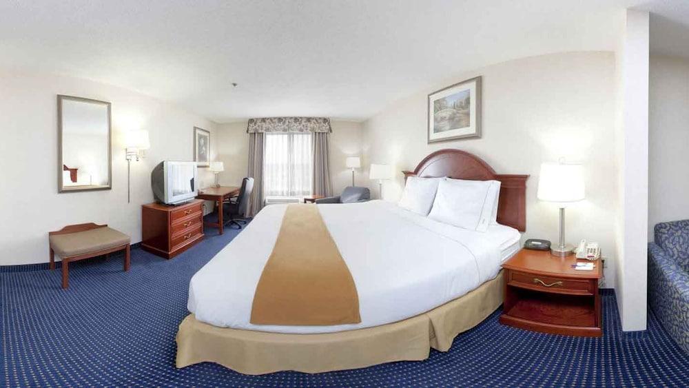 Express & Cleveland-richfield By Ihg Hotel 2*