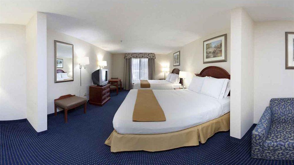 Hotel Express & Cleveland-richfield By Ihg