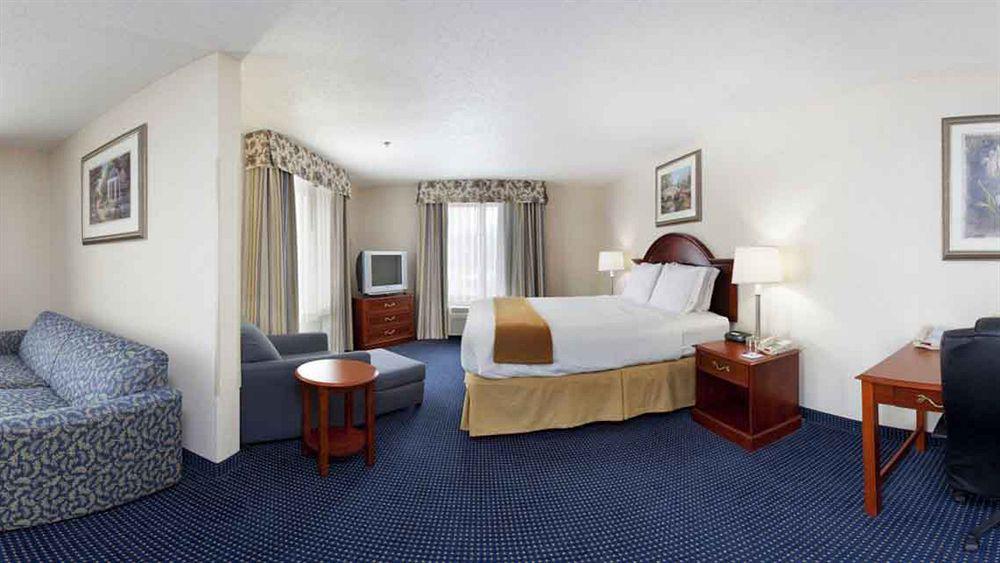 Hotel Express & Cleveland-richfield By Ihg