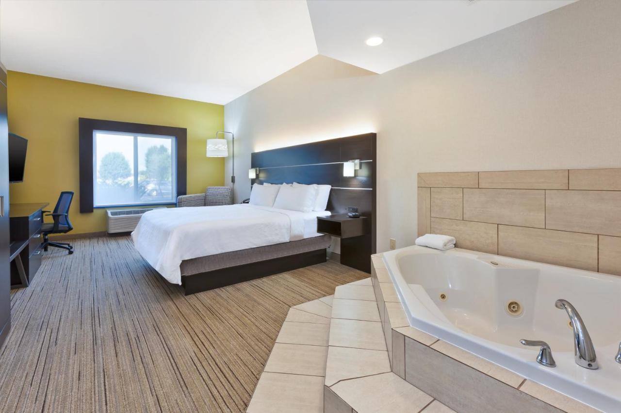 Express & Cleveland-richfield By Ihg Hotel
