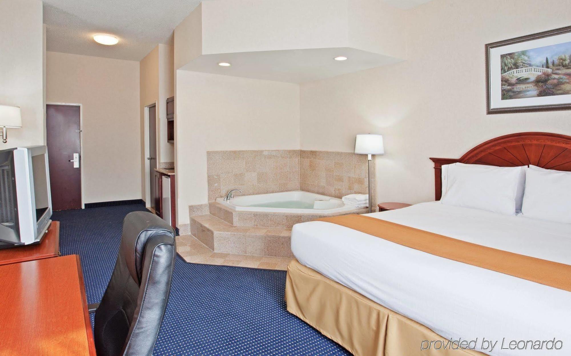 Express & Cleveland-richfield By Ihg Hotel
